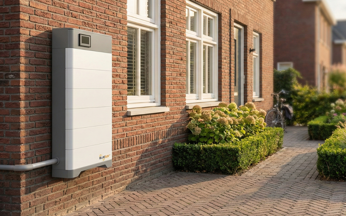Bluesun thuisbatterij aan gevel